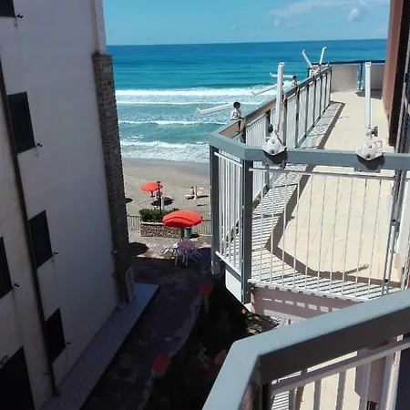 Beach House אצ'יארולי
